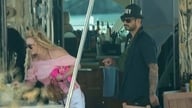 Mitt bland sina psykiska problem sågs Britney Spears ha ett intimt umgänge med en främmande man.
