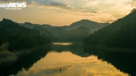 Lago Ho Ban Viet: Admirando el vibrante bosque de arces rojos en Cao Bang durante el invierno.