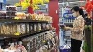 Bandar Raya Ho Chi Minh: Permintaan pengguna melonjak, perniagaan melancarkan barangan percutian Tet.