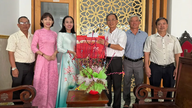 Ledere af Vietnams Fædrelandsfrontkomité i Ho Chi Minh City besøger og lykønsker religiøse dignitarer.