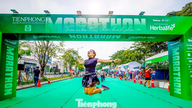 Cores vibrantes antes da abertura da Meia Maratona de Tien Phong 2025.