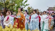 千年の歴史を持つ、文化的な美しさを誇る中国の伝統衣装を発見してください。