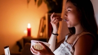 Jeg spiste en snack sent om aftenen for at afværge sulten, men hvorfor føler jeg mig mere træt og har mere lyst til mad om morgenen?