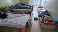 Patienten liegen auf Klappbetten in den Fluren des größten Krebskrankenhauses in Zentralvietnam.