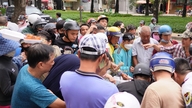 Pada tahun 2025, makanan apakah yang orang ramai di Bandar Raya Ho Chi Minh beratur selama berjam-jam?