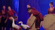 Sirkus ja perinteinen vietnamilainen ooppera samassa esityksessä keisari Tran Nhan Tongista.
