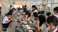 A porção de refeição de 38.000 VND é criticada por ser muito pequena; a escola afirma que os alunos podem comprar mais comida.