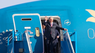 סגן ראש הממשלה נגוין הואה בין חנך את הטיסה הראשונה בנמל התעופה לונג טאן.