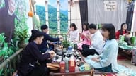 ກິ່ນຫອມ ແລະ ລົດຊາດຂອງຊາ ທາຍງວຽນ ໃນບັນຍາກາດງານບຸນ.