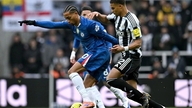 ក្រុម Chelsea បានជំពប់ដួលនៅលើទឹកដីក្រុម Newcastle ដោយក្តីស្រមៃដណ្តើមពានរង្វាន់របស់ពួកគេបានរសាត់បាត់ទៅ។