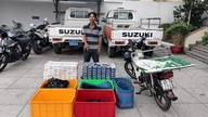 Politiet i Binh Duc-distriktet anholdt en mistænkt, der transporterede 1.400 pakker smuglede cigaretter.