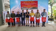 Frivilliggruppen "Connecting with Love" uddelte gaver og støtte til folk i Hoa Thinh-kommunen.