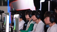 Faker tiba dengan jet peribadi dan menyambut peminat dalam bahasa Vietnam, menyebabkan suasana teruja.