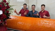 Hele landsbyen lavede en kæmpe 120 kg tung svinekødspølse med kanelsmag til at forkæle gæster fra hovedstaden.