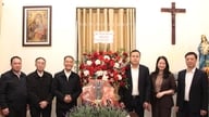 Liderii parohiei Ba Dinh vizitează și felicită parohia Cua Bac.