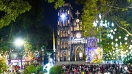 Hanoi: Kerumunan orang berbondong-bondong ke Katedral Agung untuk merayakan Natal lebih awal.