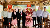 Phó Bí thư Thường trực Tỉnh ủy Cao Thị Hòa An thăm, chúc mừng Giáng sinh Giáo xứ Sông Hinh