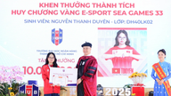 Setelah berhasil memenangkan medali emas di turnamen Arena of Valor, mahasiswi tersebut menerima hadiah yang besar dari universitasnya.