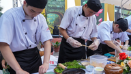 Perkedel ikan La Vong - sebuah hidangan lezat yang dilestarikan oleh aroma asap arang, cita rasa pasta udang, dan karakter uniknya.