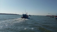 Doi membri ai echipajului unei ambarcațiuni de pescuit care s-a scufundat pe mare au fost aduși la țărm în siguranță.