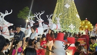 Orang ramai beramai-ramai turun ke jalanan dan gereja untuk meraikan Krismas di Da Nang.