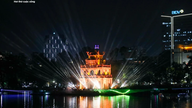 Het Ho Guom-meer schittert op kerstavond met kleurrijke, artistieke lichtshows.
