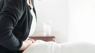 En 17-årig kvindelig studerende blev undersøgt på grund af amenoré (udeblivelse af menstruation) og det blev konstateret, at hun havde testikler.