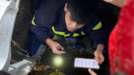 Politiet i Da Nang hjælper turist fra Hongkong med at finde en telefon, der var faldet i et afløb.