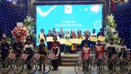 Donamos bicicletas y becas para ayudar a estudiantes discapacitados y huérfanos a superar sus dificultades.