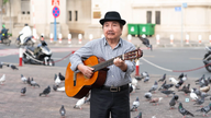 Musikeren Nhật Minh holder sin første livekoncert i en alder af næsten 90 år.