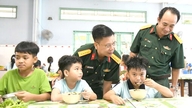 Tay Ninh İl Askeri Komutanlığı, yetim ve ihtiyaç sahibi çocuklar için yemek hazırlama etkinliği düzenledi.