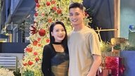 バオ・タインは、身長185cmの夫と仲睦まじく写っている。人民芸術家コン・リーの妻である彼女は、スターのオーラを放っている。