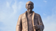 Detalles sobre la estatua recién inaugurada que representa al "Tío Ho visitando su ciudad natal".