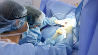 Toepassing van lasertechnologie bij de behandeling van aambeien.