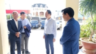 El presidente del Consejo Popular Provincial de Lam Dong, Tran Hong Thai, inspecciona el funcionamiento del aparato gubernamental en el distrito de Cam Ly, Da Lat.