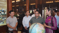 Il Primo Ministro Pham Minh Chinh offre incenso in memoria del Generale Nguyen Chi Thanh.