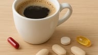 Kaffe og kosttilskudd: Hvordan bør du konsumere dem for å holde deg sunn og vakker?
