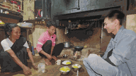 Wisatawan Vietnam mengunjungi sebuah desa misterius di India dan disuguhi makanan yang akan 'mereka ingat seumur hidup' oleh sebuah keluarga miskin.