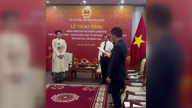 O cantor Duc Phuc teve a honra de receber uma menção honrosa do Primeiro Ministro.
