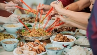 Apa yang perlu dimakan pada awal tahun untuk nasib baik: Adat masakan Tahun Baru di seluruh dunia.