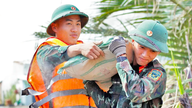 Bộ đội làm xuyên lễ, "thần tốc" dựng lại mái ấm cho người dân vùng bão lũ