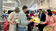 אווירה שוקקת חיים עם הגעת המשלחת הבינלאומית הראשונה להו צ'י מין סיטי בשנת 2026.