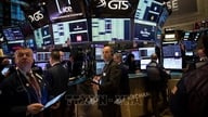 Pasar saham anjlok di tengah gelombang aksi jual saham teknologi dan pengambilan keuntungan di sektor AI.