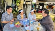 Die Leiter der Propaganda- und Massenmobilisierungsabteilung des Provinzparteikomitees besuchten die Familien der Opfer des Dammbruchs in der Gemeinde Son Thanh und sprachen ihnen ihr Beileid aus.