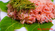 Participând pentru prima dată la o nuntă în Ninh Binh, fata din Hanoi a fost captivată de specialitățile locale unice și delicioase.