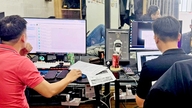 Úřady zatkly skupinu specializující se na organizování online hazardních her s transakcemi v celkové hodnotě 100 miliard VND.