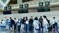 Los turistas acudieron en masa al aeropuerto de Tan Son Nhat para las vacaciones del Año Nuevo Lunar, estableciendo un nuevo récord a principios de año.