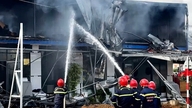 В Дананге загорелся магазин строительных материалов, из которого валил густой черный дым.