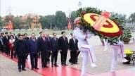 Para pemimpin partai dan negara, serta perwakilan dari berbagai generasi delegasi Majelis Nasional mengunjungi Mausoleum Presiden Ho Chi Minh.