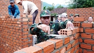 Quang Ngai: První dům předaný obyvatelům v oblasti náchylné k sesuvům půdy během kampaně Quang Trung.